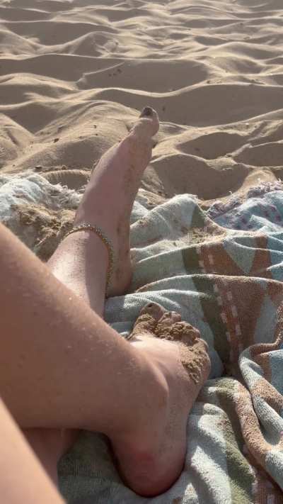 Wanna see my feet while I&rsquo;m on the beach ?👅