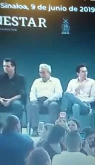 to cross one’s legs.