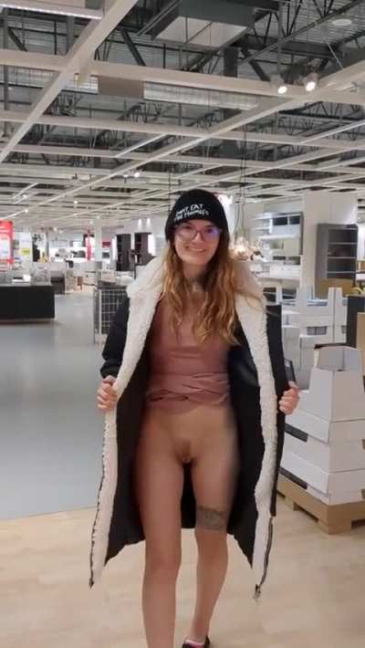 Quick pussy flash in the store [GIF]