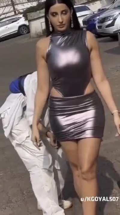 Nora fatehi clothes adjustment by lucky guy🥵
