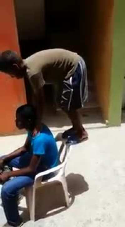 Se mató Manuel y se partió la silla....