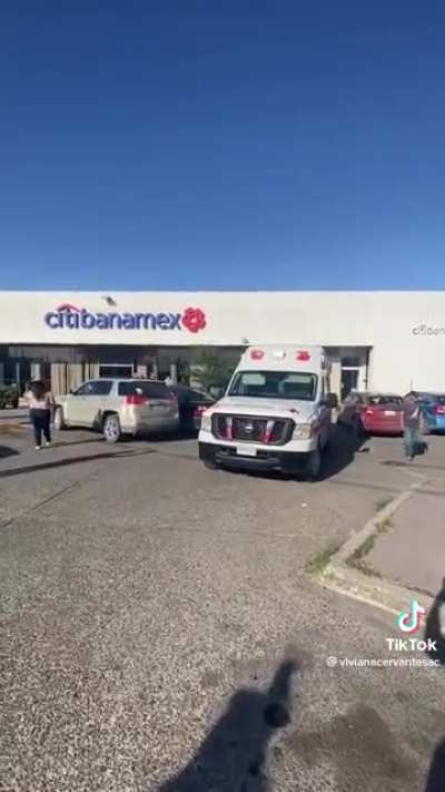 Citibanamex obliga a abuela, discapacitada y postrada, a acudir en camilla a la sucursal para renovar su TDD.