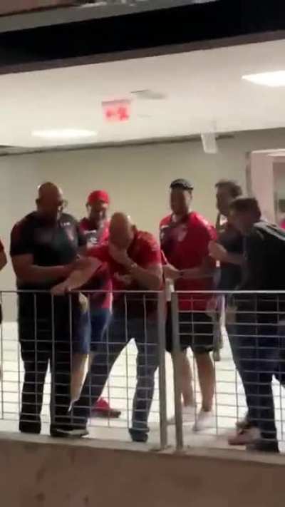 Luciano Hang ganhando uma cerveja cortesia no jogo Furacão x Galo