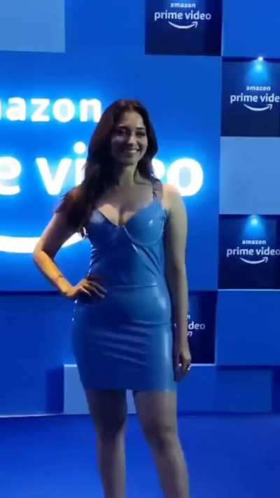 Tamanna Bhatia apni mast tight gaand matkatay howay