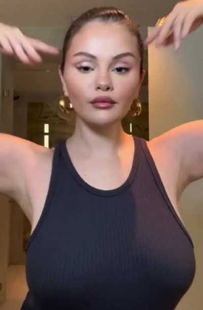 Selena Gomez's heavy milk tankers! 🍼🚚