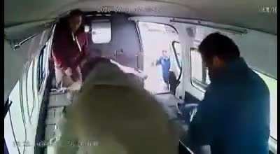 Robber tries to get cellphones in mexican microbus, gets f*cked up for almost 4 minutes instead.