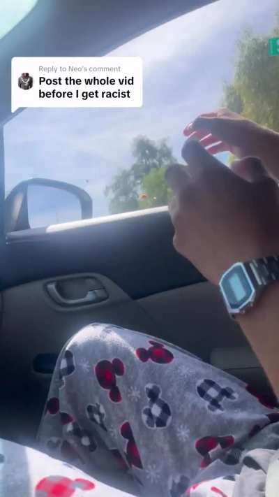 Man throws food after being told to say sorry👎
