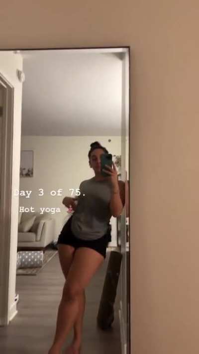 🧘🏽&zwj;♀️