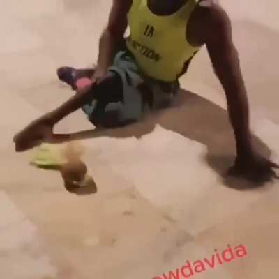 Angolados quebrando coco(Coco)