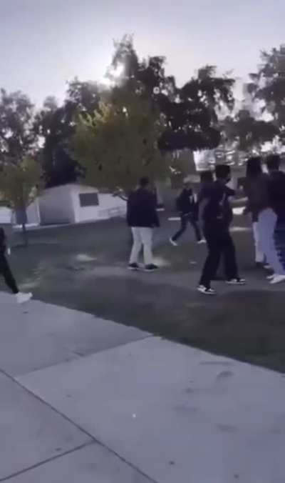 Highschool Kid pulls out knife during fight
