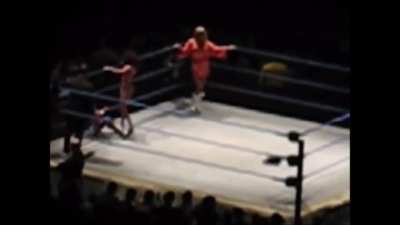 Jillian Hall vs Layla in a bikini contest (special referee Funaki) + Jillian attacked by The Boogeyman (Smackdown House Show December 4, 2006)