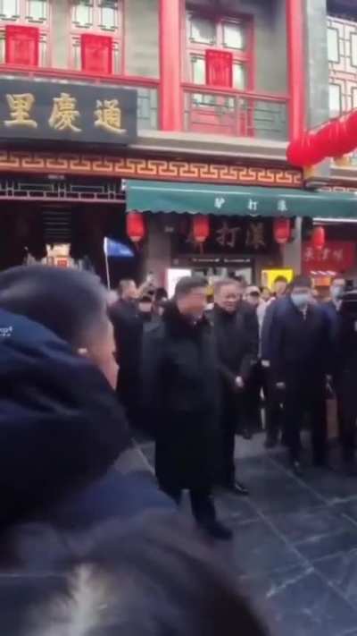 我包满血复活！ 2月1日下午， #习近平 视察天津狗不理包子（他是真心喜欢吃包子）