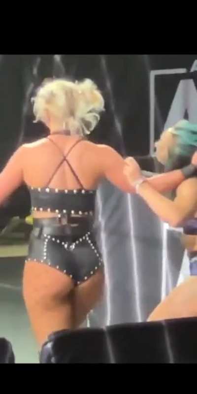 Toni storm