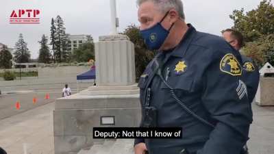 Hoje eu descobri que alguns policiais nos Estados Unidos come&ccedil;aram a usar uma t&aacute;tica de reproduzir musicas com copyright (tipo Taylor Swift, Beatles, etc) para que as pessoas n&atilde;o os gravem e se acaso gravem que o video caia do YouTube por copyright.