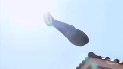 Imagens inéditas de momento em que Queiroz invade casa de advogado de Bolsonaro