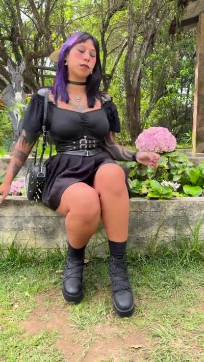 Gothic girl who likes nature