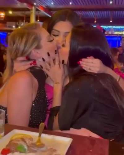 Threeway kiss