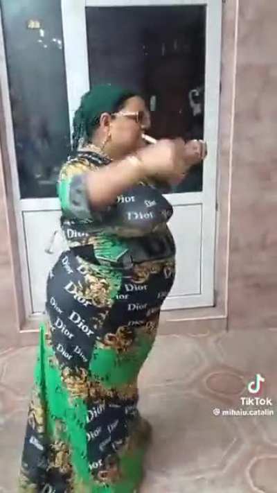 Greu c&acirc;nd ești obișnuit să sari pe mese 