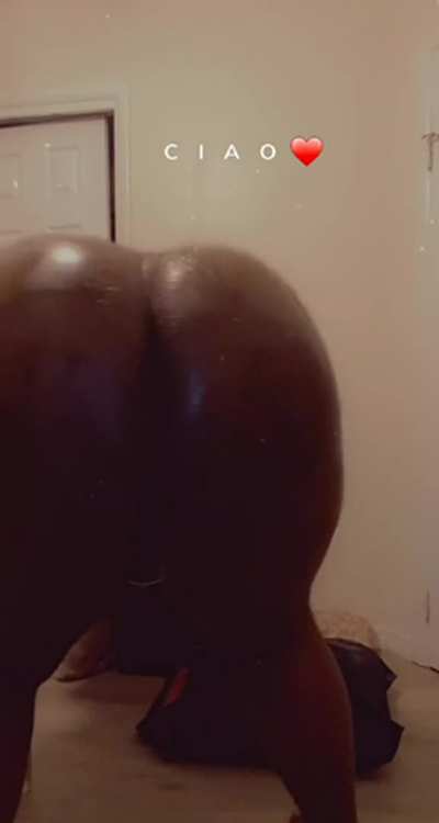 Oiled up😏😏