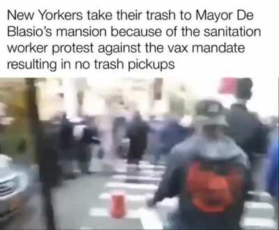 New Yorkers dumping their trash on the lawn at DeBlasio's mansion to protest vaxx mandates. #NewYork #NoVaccineMandate #NoVaccinePassports