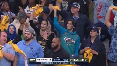 [Highlight] James emulates Curry, and Morant responds with the slam