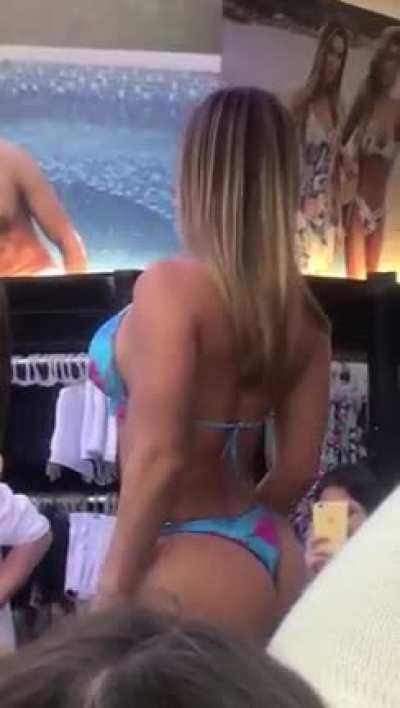 Aricia Silva mostrando a melhor raba do Brasil