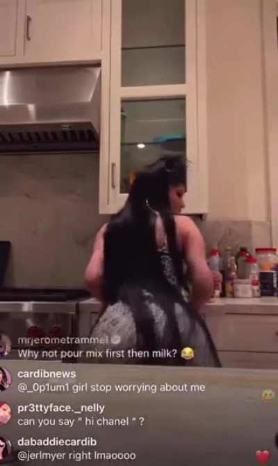 Cardi shaking her ass for gooners