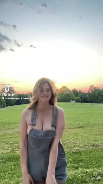 Now this is peak rural America 🥰😳🥰😳👩🏼&zwj;🌾 (little slip doe?😳)