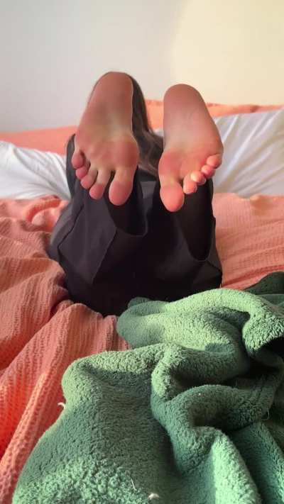 Starting a debate in the comments&hellip; spread or scrunched toes? I wanna hear 🫣