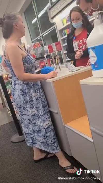 Woman gets furious in Walgreens because she can&rsquo;t return a gift card she purchased