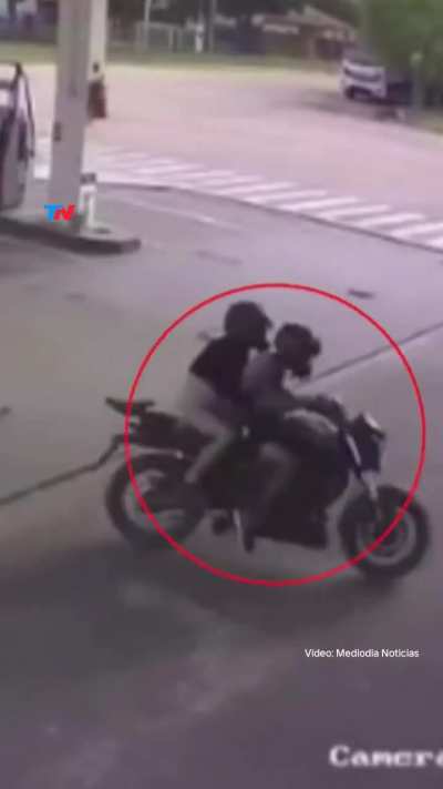 Para mí así no hay que escapar de la policía; pero como no soy motochorro, mejor no opino
