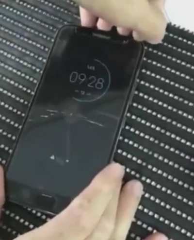 WCGW demonstrate with a hammer the resistance of the product?