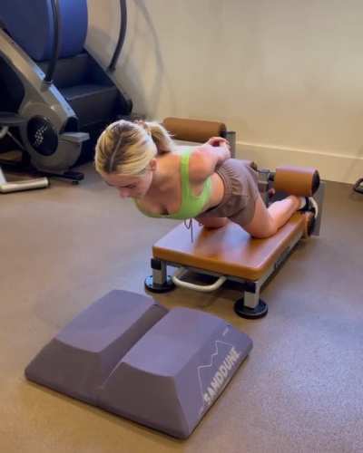 Kiernan Shipka working out
