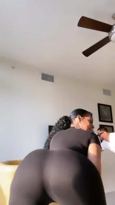 She got moves @ayshadiaz