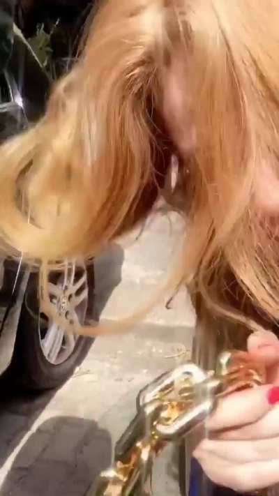 Ins Auto einsteigen ist anstrengend