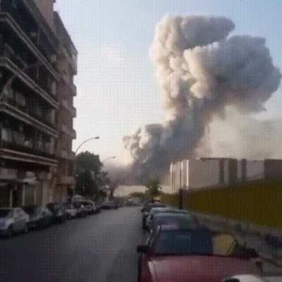 Beirut explosion captured on the street