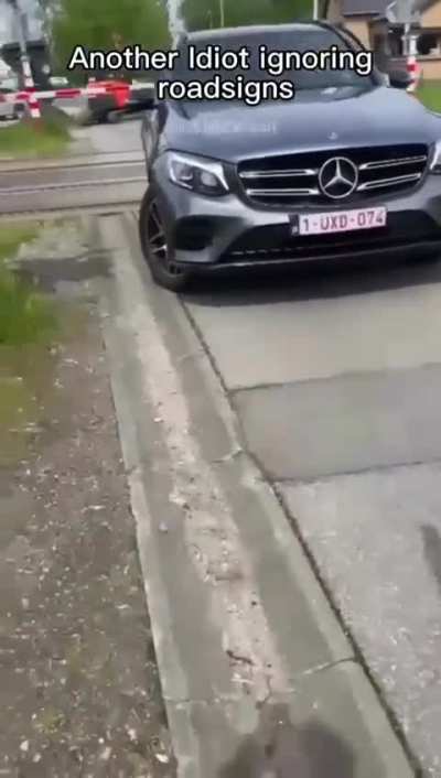 Women&lsquo;s mercedes got rammed by train while she stands on the tracks 😳