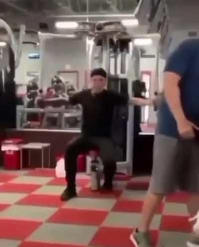 Bro in the back is focusing on the right thing 💪