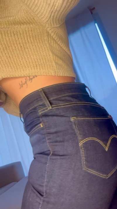 Mi perfect ass in Levi&rsquo;s 