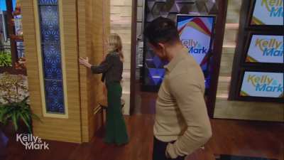 Kelly showing booty during chair challenge! [November 2, 2023]