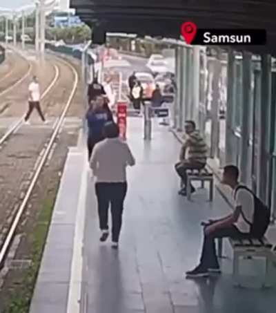 Lucky escape for commuter crossing train tracks . Samsun/T&uuml;rkiye