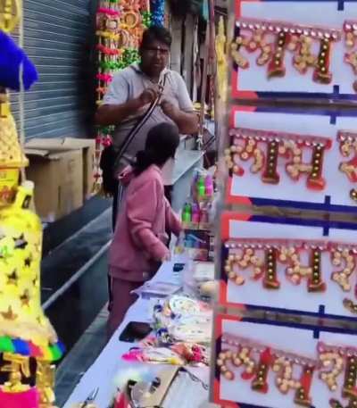 Viral: Papa can&rsquo;t speak, but his daughter runs the shop helping him every day