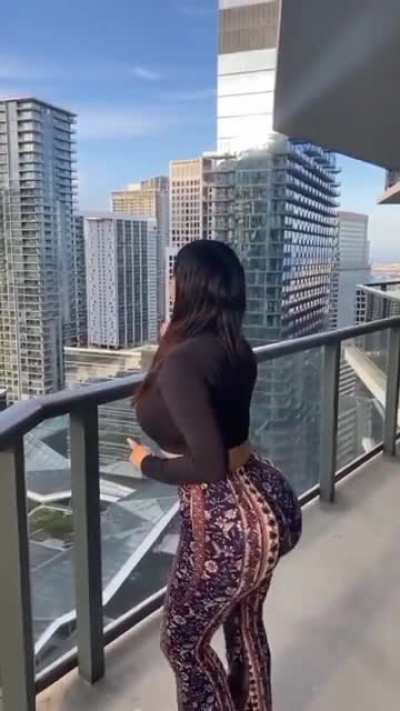 Imagine the backshots 😩😭🍑..<wbr>.on that balcony aswell 😍🤩🔥