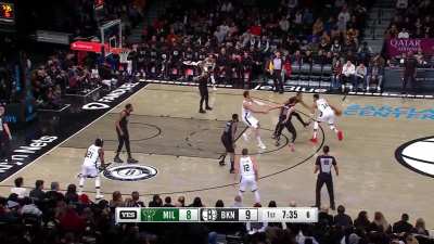 [Highlight] 6'11 Giannis and 7'1 Lopez run a PnR and Giannis whips a ridiculous pass for Lopez to dunk