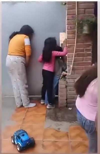 -&iquest;Son chismosos en tu casa? -Lo normal...