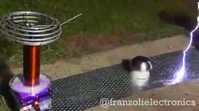 This is a True electronic music. Credits: Franzoli Electr&oacute;nica YT Channel.