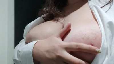 Volunteers to suck my huge tits?? 🥵🥵🥵