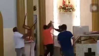 Marginal recebendo a ben&ccedil;&atilde;o da comunidade