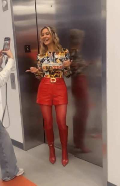 Laura&rsquo;s fit for NFL Live - 1.14.26