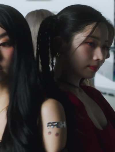 Dahyun in red 🤯
